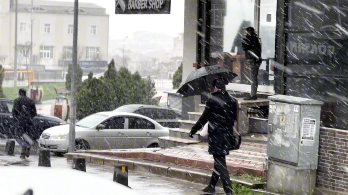 İstanbul'da kar yağışı etkisini gösteriyor