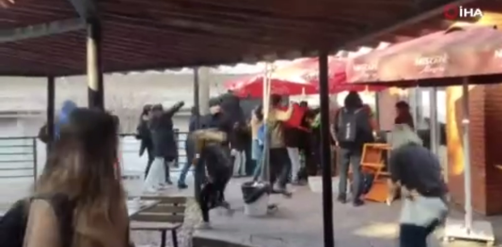 Ankara'da öğrencilerin kavgasında sandalyeler havada uçuştu