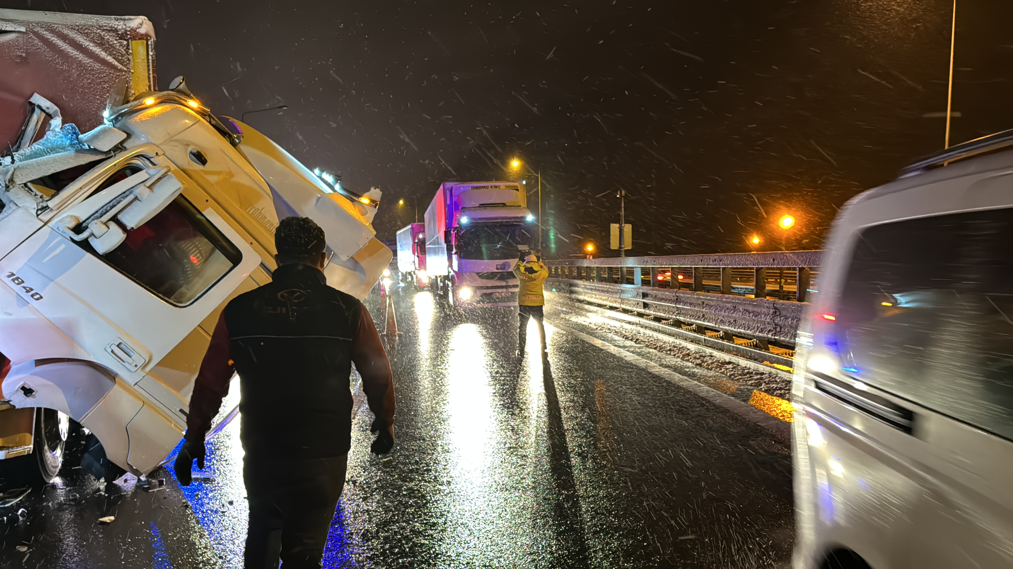 Anadolu Otoyolu'nda  feci kaza '2 tır çarpıştı'