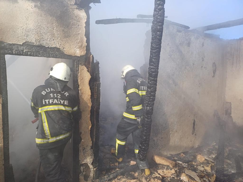 Burdur’da iki katlı evde yangın çıktı