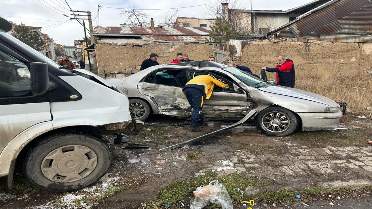 Sivas'ta meydana gelen kazada ortalık savaş alanına döndü