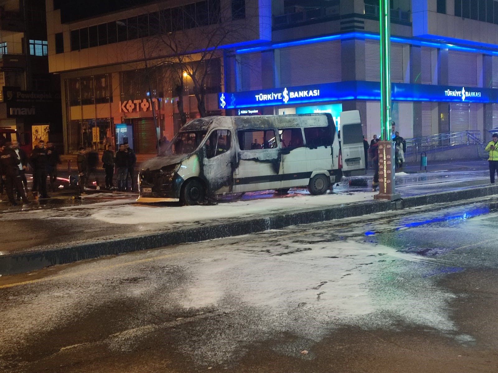 Diyarbakır’da yolcu minibüsü alev topuna döndü