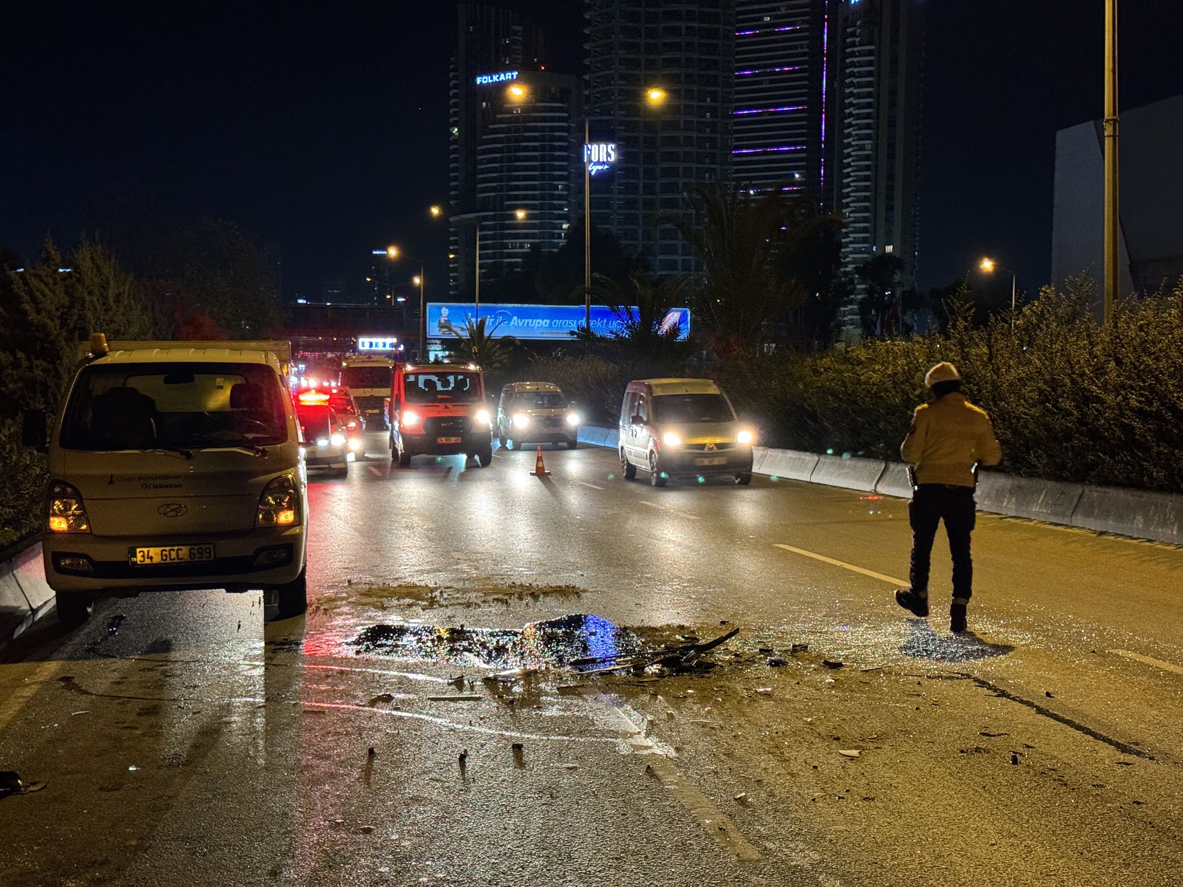 İzmir'de kaza yerini temizleyen kamyona panelvan çarptı