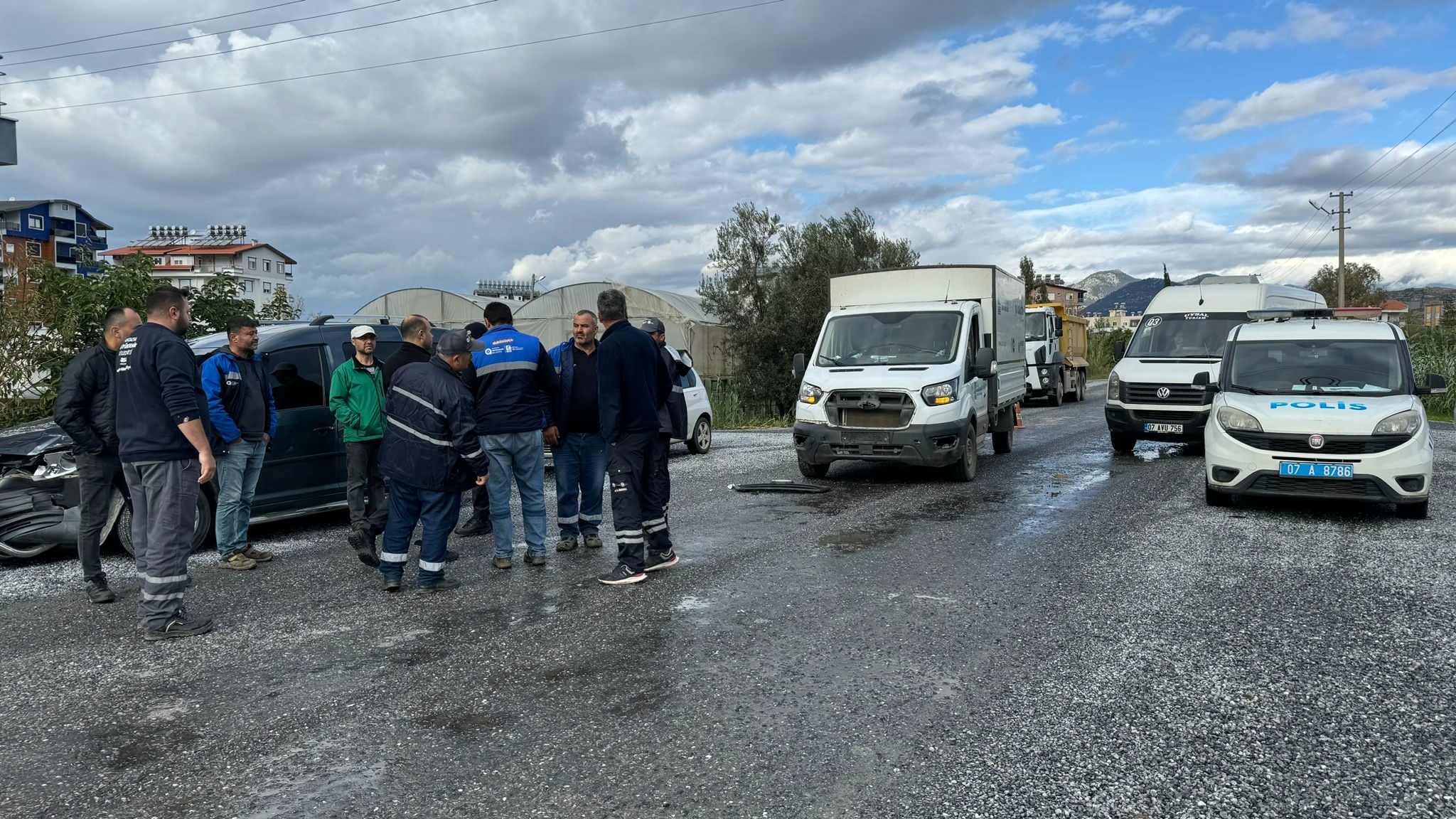 Antalya’da iki araç çarpıştı