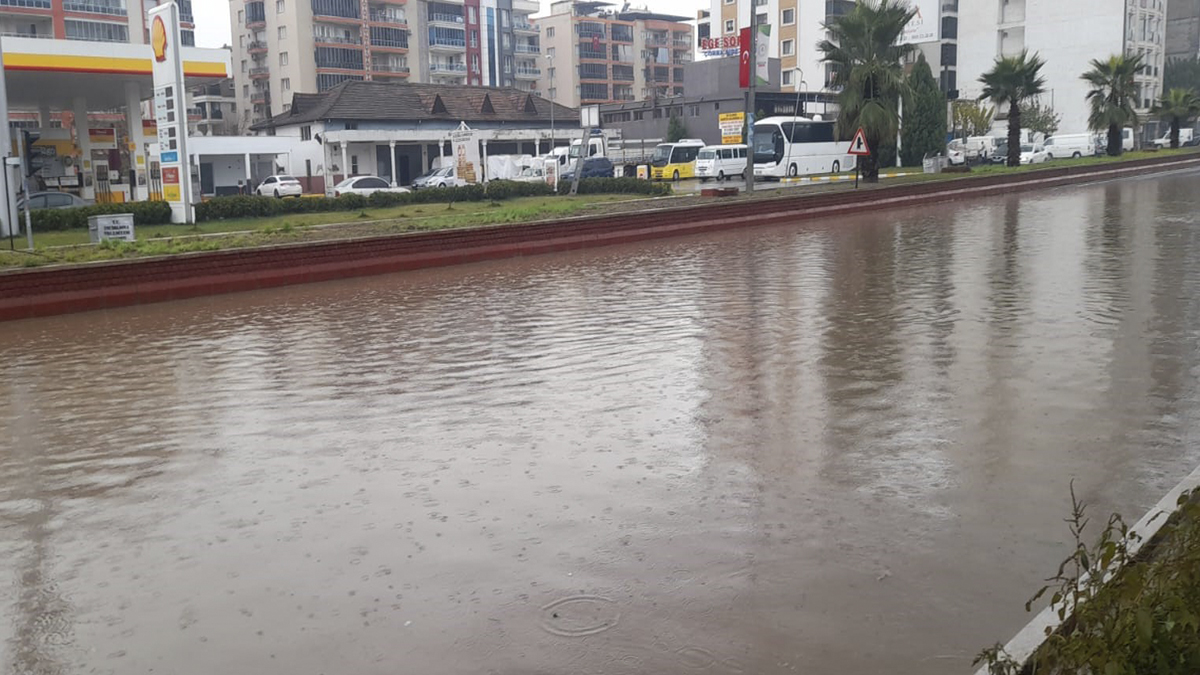 Aydın’da sağanak yağış yol kapattı