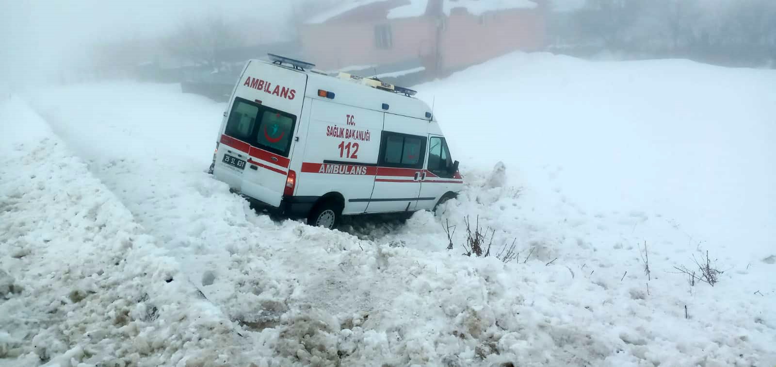 Bingöl'de ambulans buzlanma nedeniyle yoldan çıktı