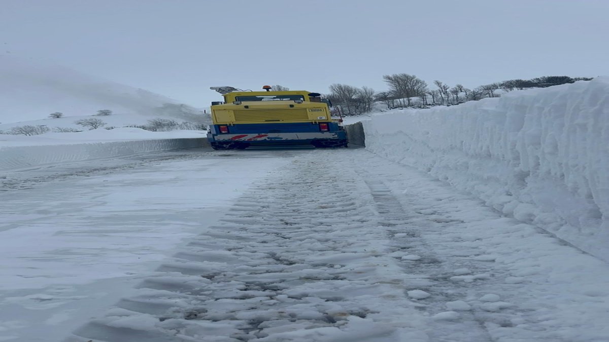 2 metreyi aşan kar kalınlığı ekiplere zor anlar yaşatıyor
