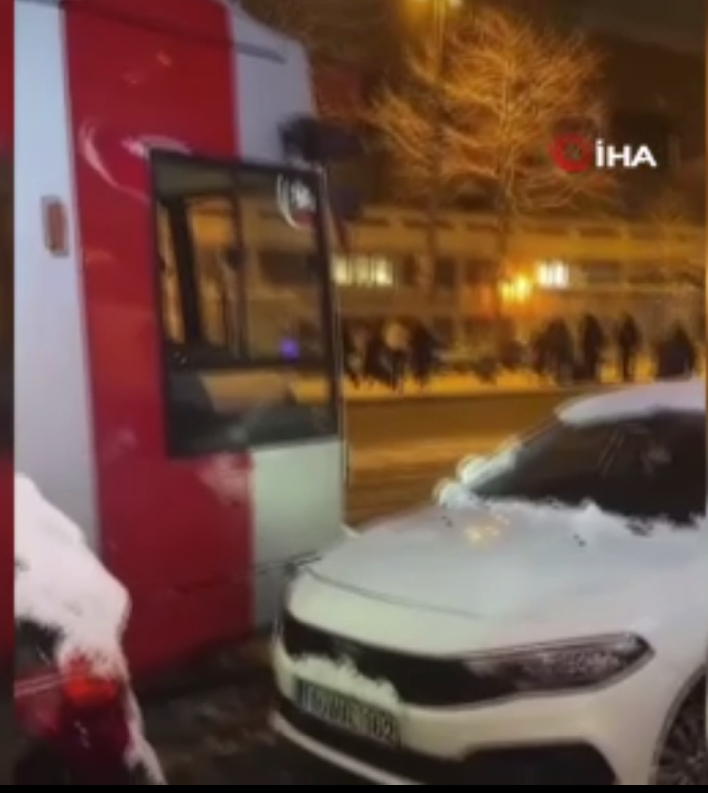 Almanya’da hatalı park edilen Bursa plakalı Tofaş araç tramvay yolunu kapattı