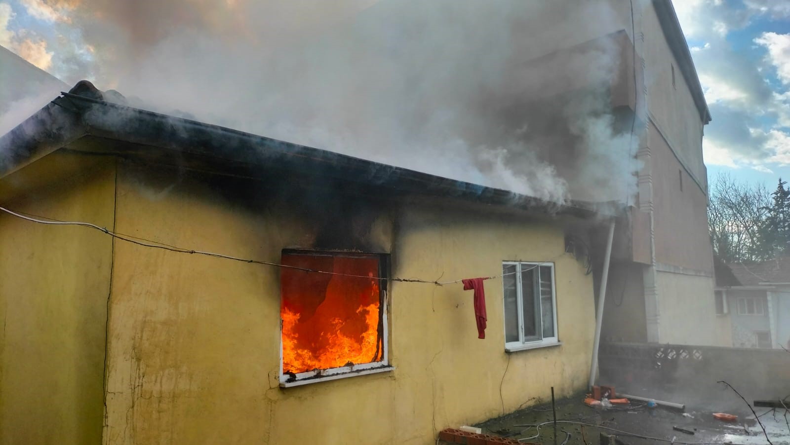 Sakarya’da iki katlı ev alev alev yandı