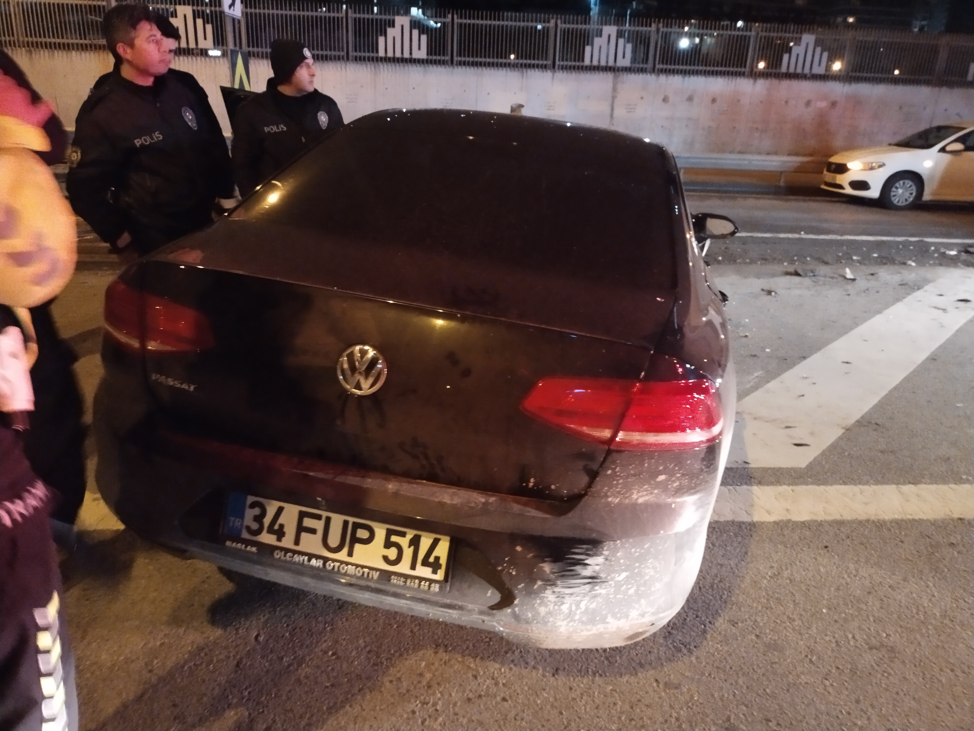 Kadıköy'de araç kontrolden çıktı 3 yaralı