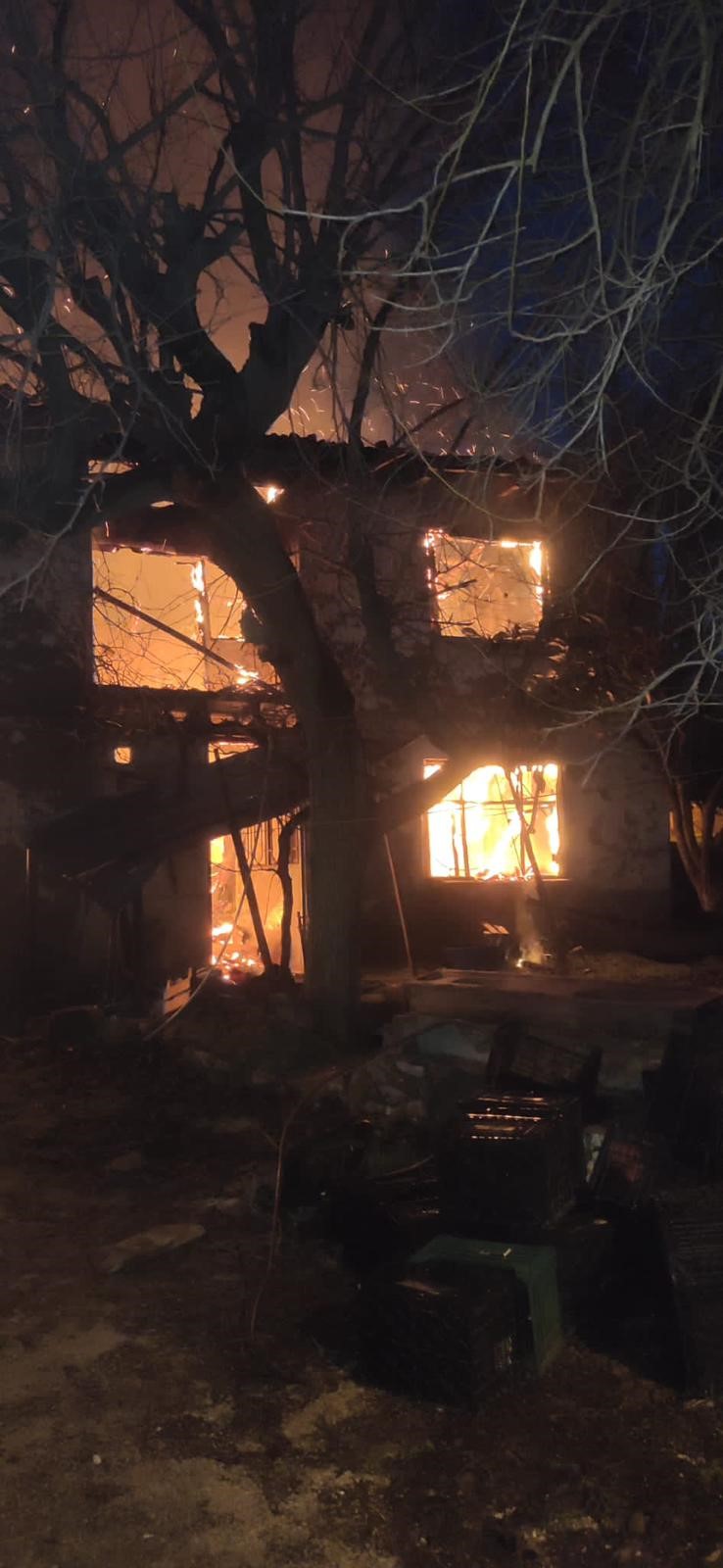 Bilecik'te iki katlı ahşap ev alev alev yandı