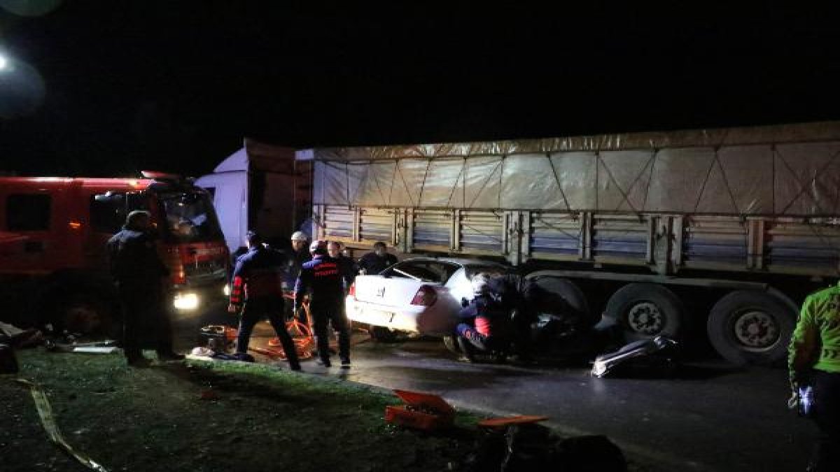 Aracın tırın altına girdiği kazada 3 kişi öldü