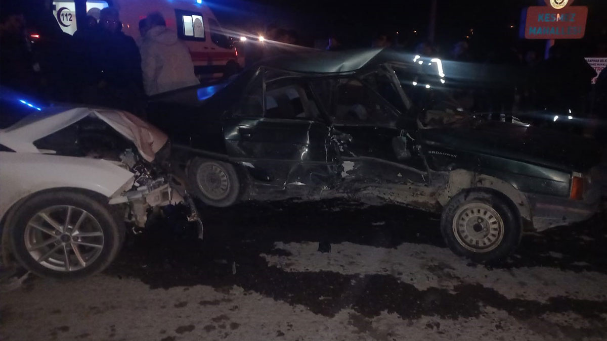 Konya'da otomobiller çarpıştı 'Yaralılar var'