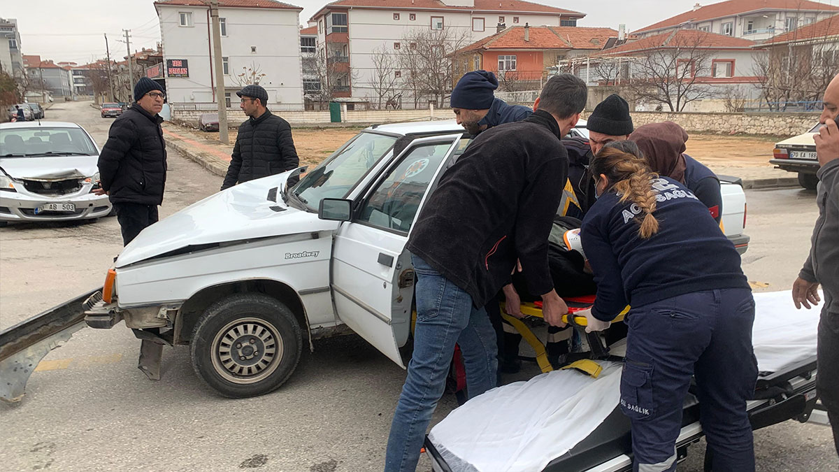 Karaman’da 2 otomobil çarpıştı 'Yaralı var'