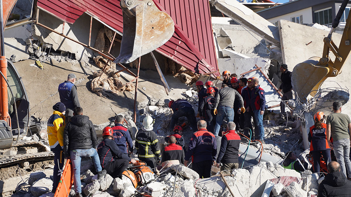 Kahramanmaraş'ta ağır hasarlı bina iş makinesinin üzerine çöktü