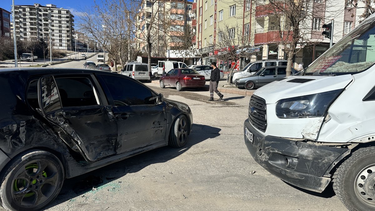 Elazığ'da otomobil ve minibüs çarpıştı