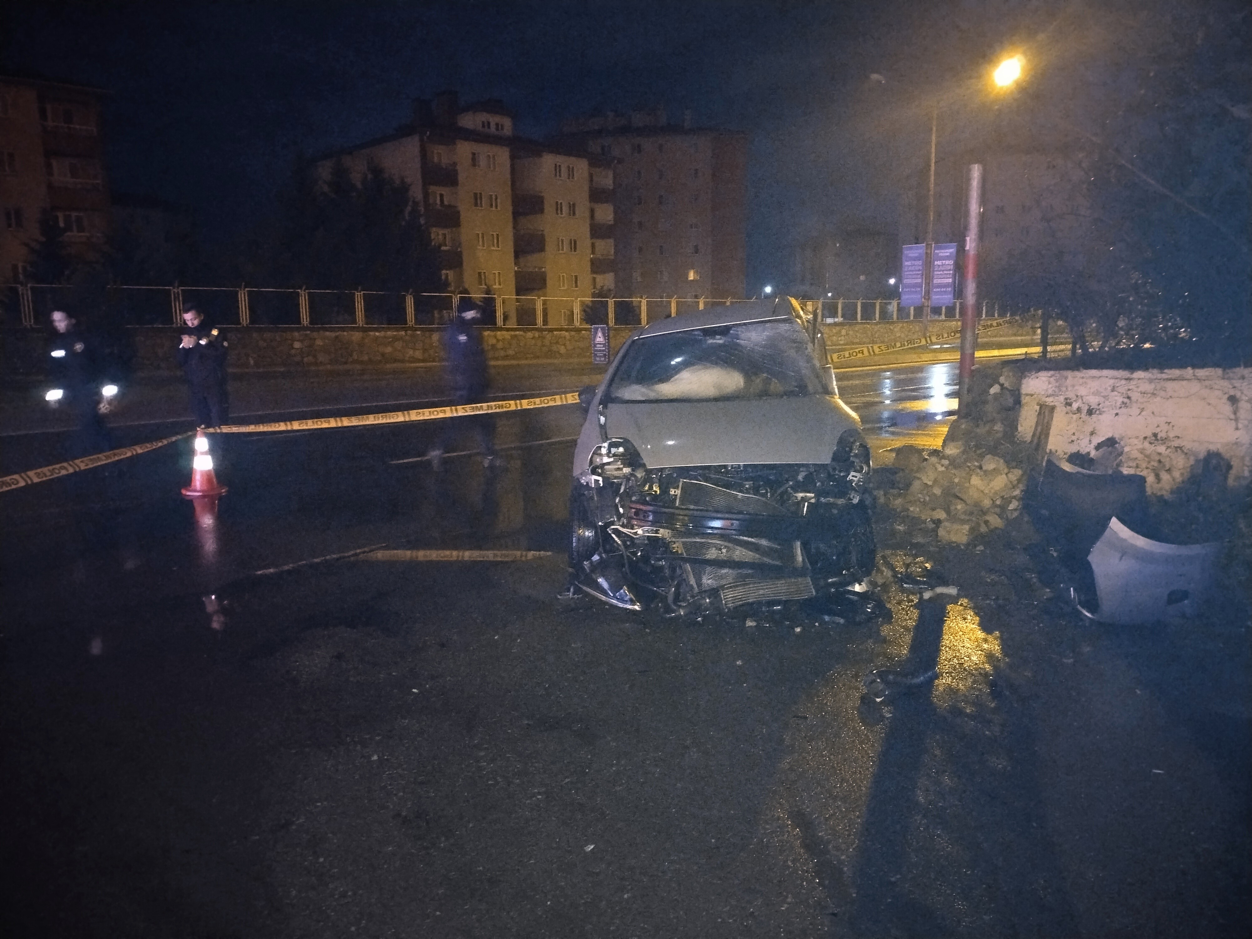 Pendik'te araç duvara çarptı 2 Kişi yaralandı