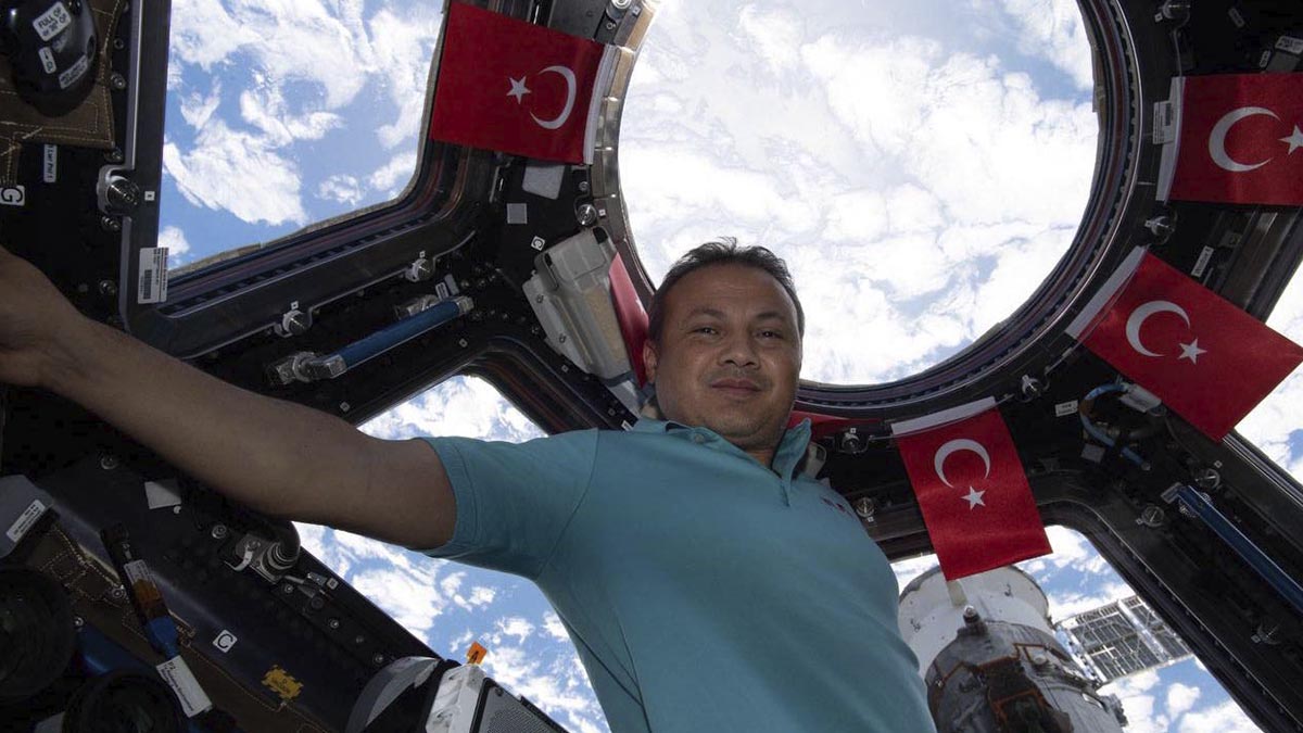 Alper Gezeravcı’dan uzayda Türk bayraklı paylaşım