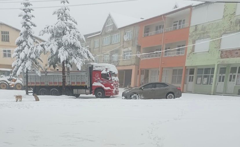 Zonguldak'ın yüksek kesimlerinde kar yağışı etkili oluyor