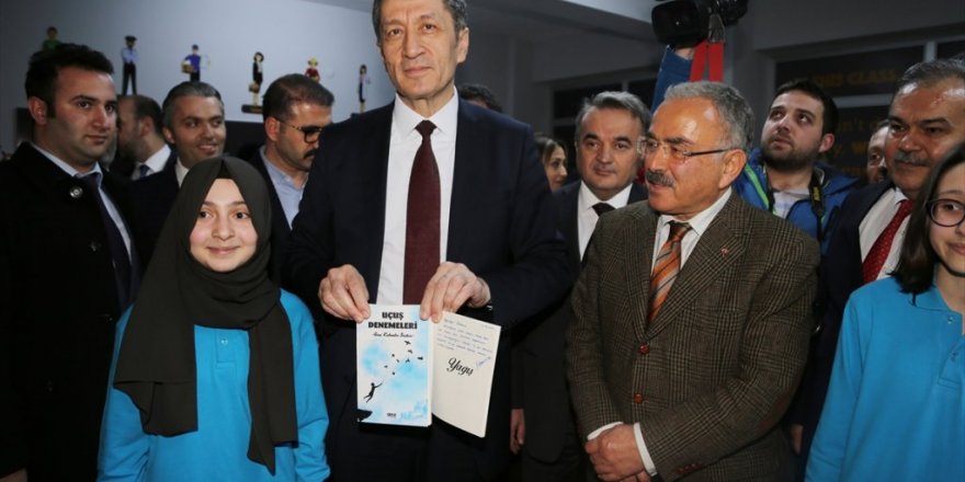 Öğrencileri kutladı