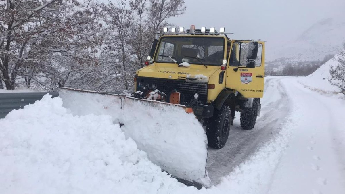 Kardan kapanan 337 köy yolu ulaşıma açıldı