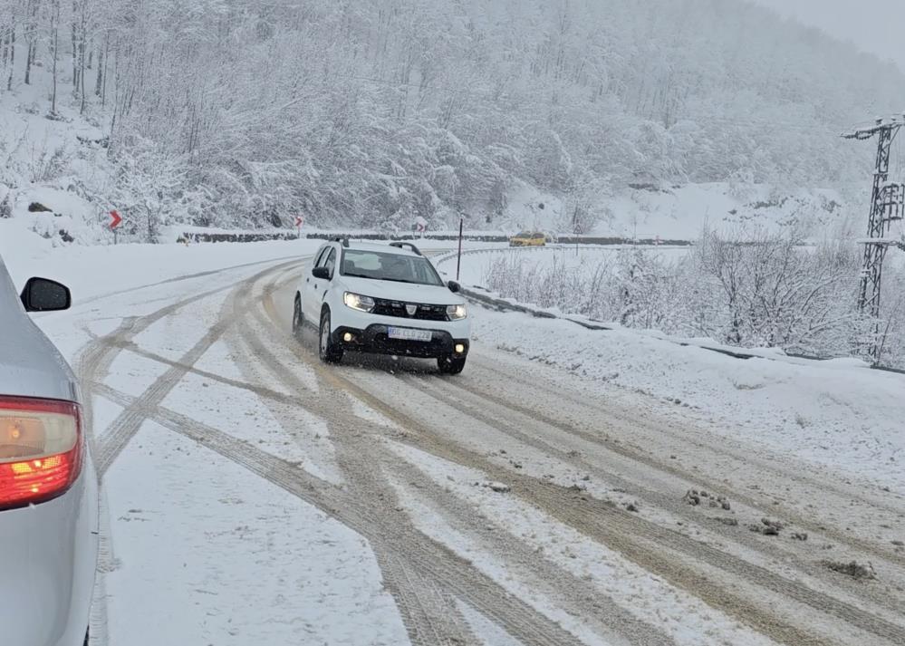 Kastamonu'da kar köy yollarını kapattı