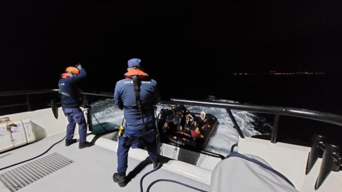 İzmir açıklarında  63 düzensiz göçmen yakalandı
