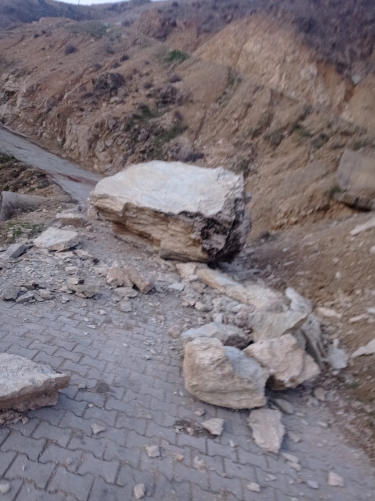 Kaya parçaları yolu kapladı Ulaşıma kapatıldı