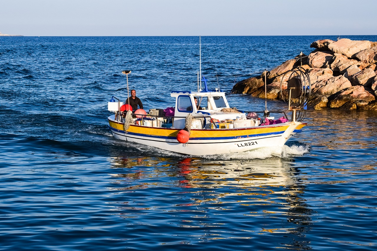 İzmir'de balıkçı teknesi battı