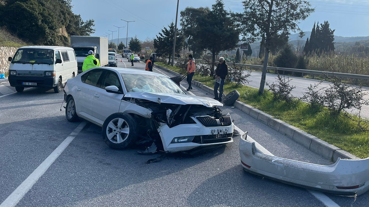 Aydın'da otomobil beton direğe çarptı