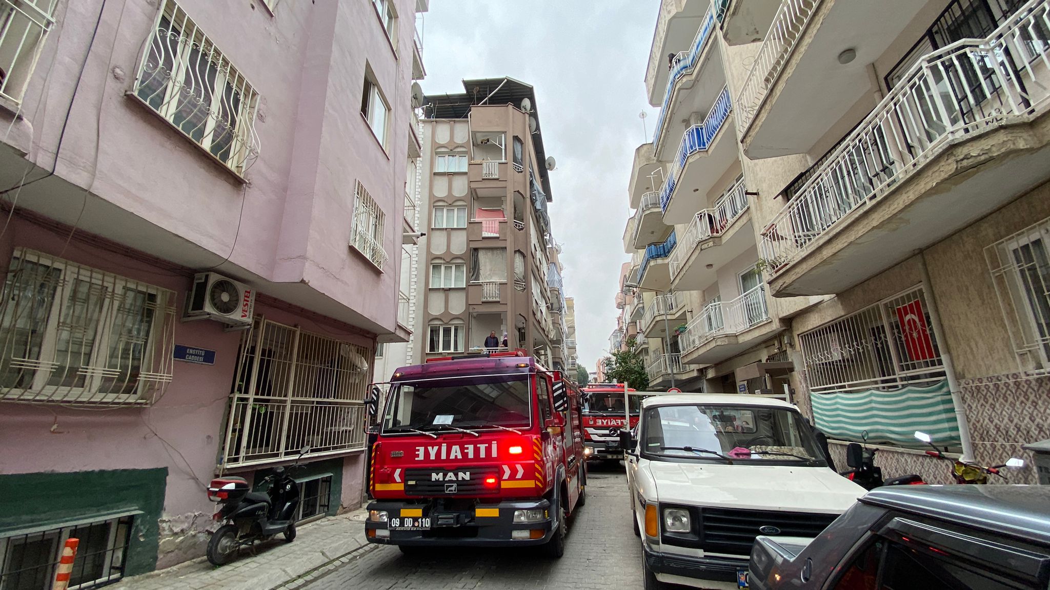 Aydın'da bir apartmanın çatı katında yangın çıktı