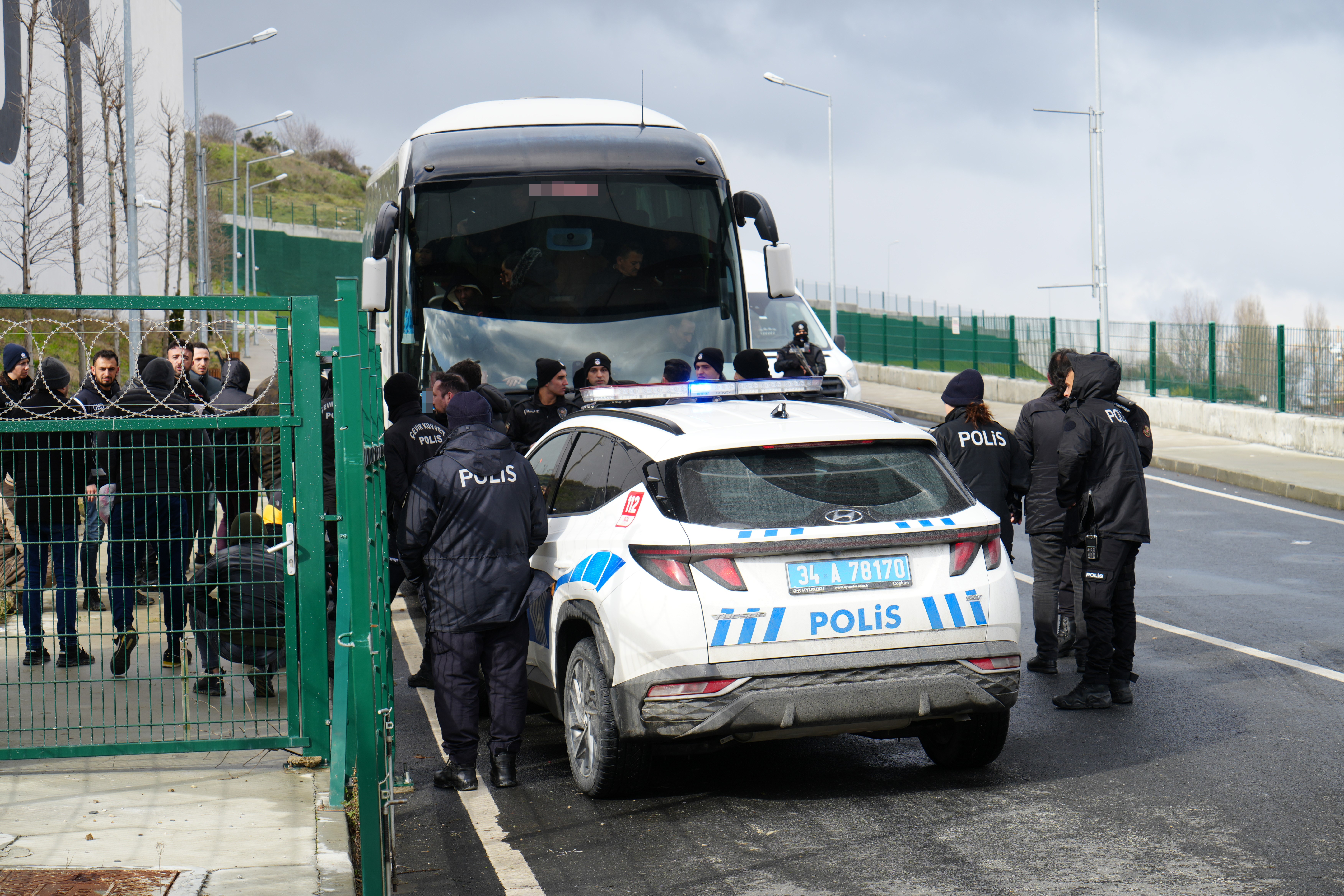 Düzensiz göçmenleri taşıyan otobüsü kazaya karıştı