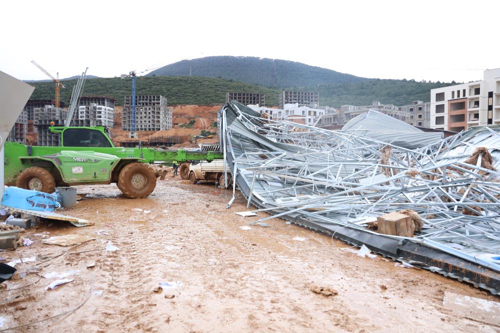 Şantiye çatıları fırtına nedeniyle uçtu 2 kişi yaralandı
