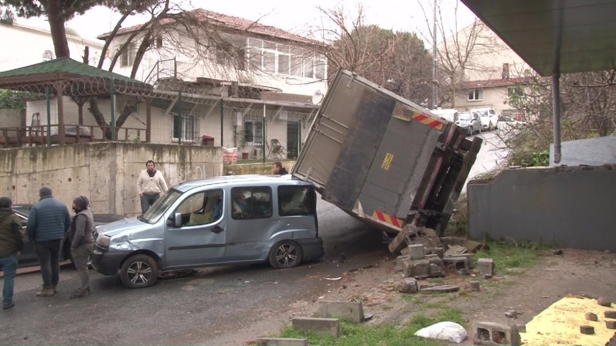 Ataşehir'de freni patlayan kamyon panik yarattı
