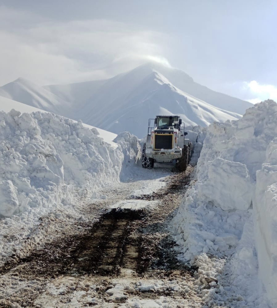 Hakkari'de karla mücadele devam ediyor