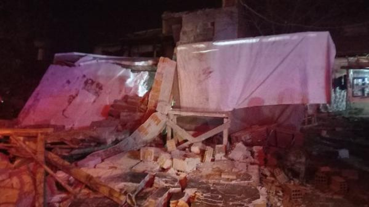 Malatya'da metruk bina çöktü