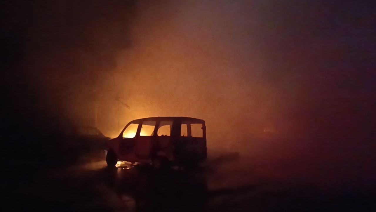 Üsküdar'da park halindeki cip yandı