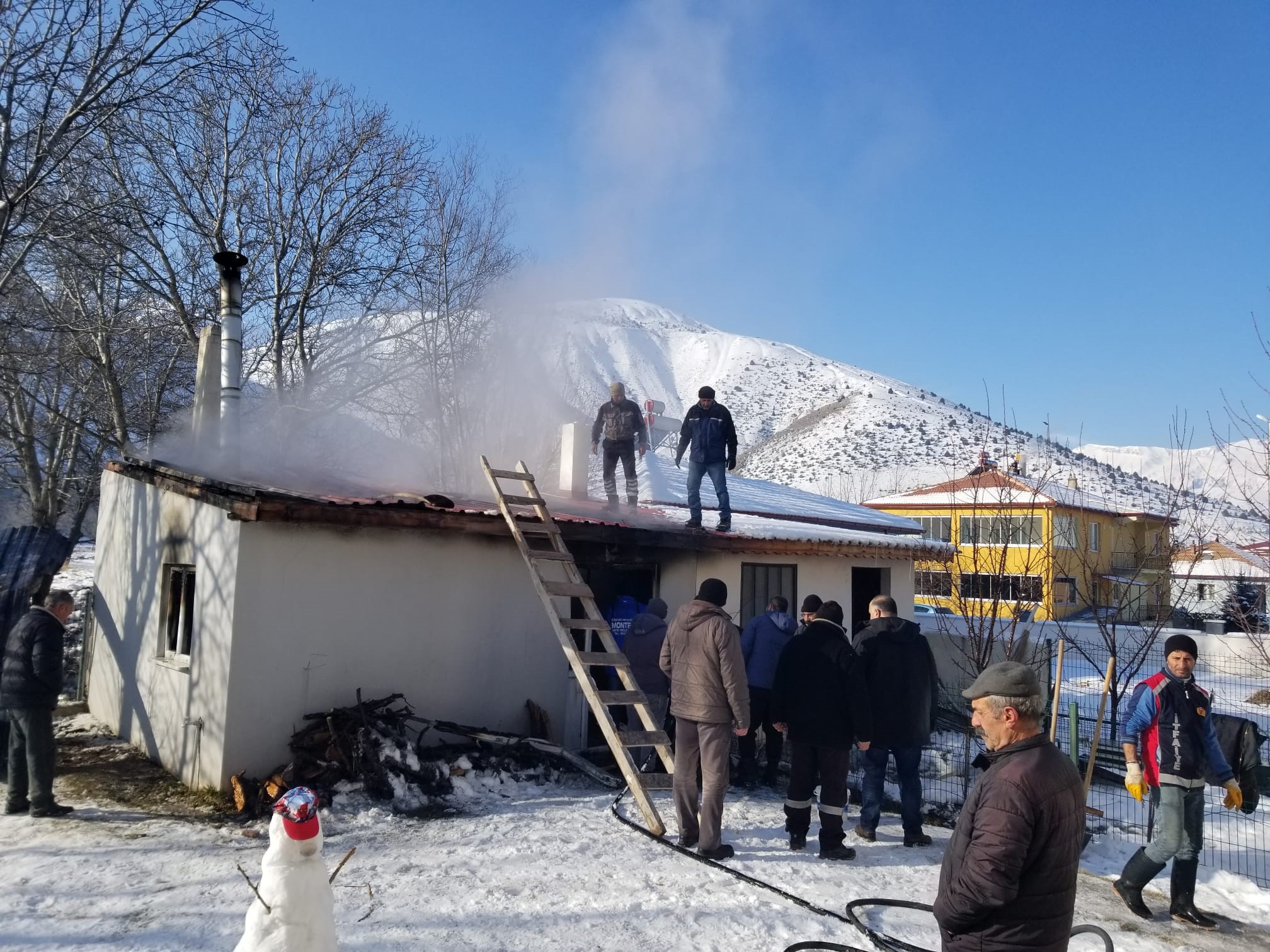 Erzincan'da müstakil evin çatı kısmı yandı