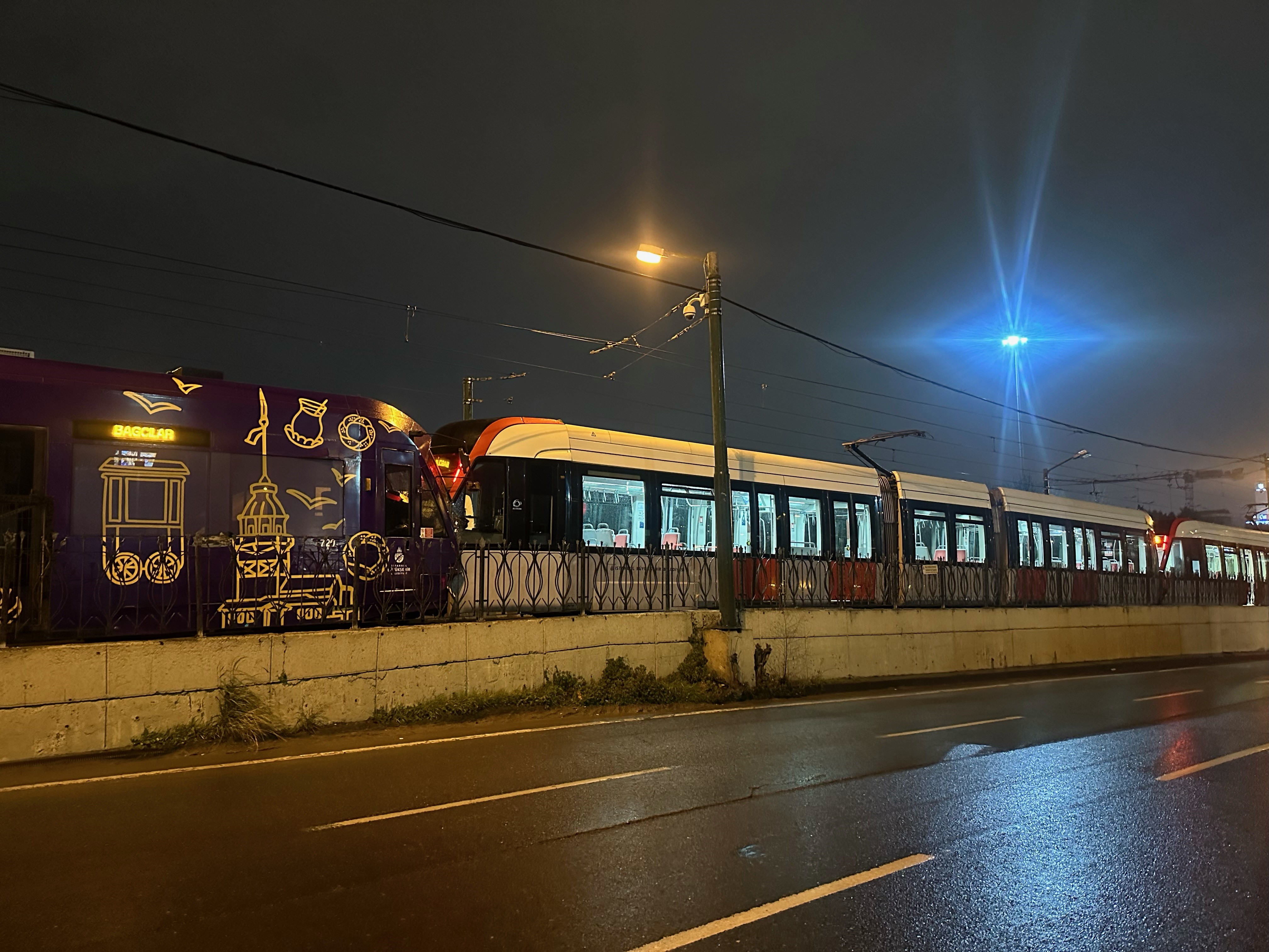Zeytinburnu’nda iki tramvay kafa kafaya çarpıştı