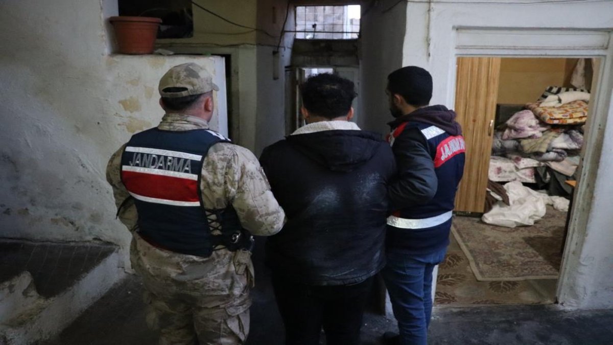 Jandarma ekiplerinden DEAŞ operasyonu '8 gözaltı'