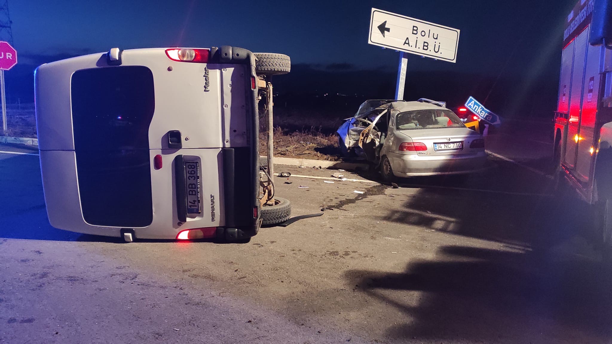 Minibüsle otomobil çarpıştı 'Araçta sıkışan sürücü yaralandı'