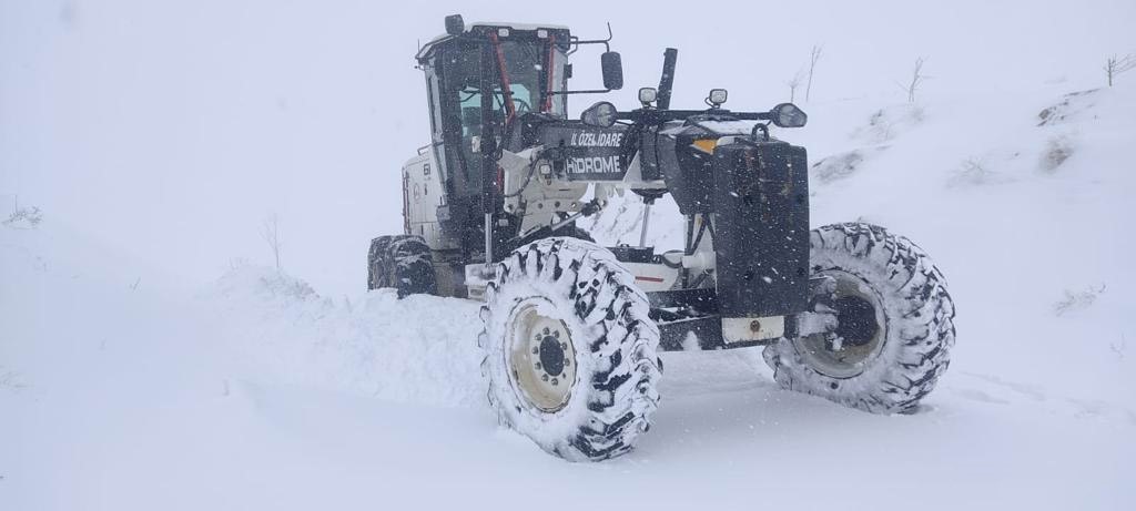 Kar çilesi sürüyor '17 köy yolu ulaşıma kapandı