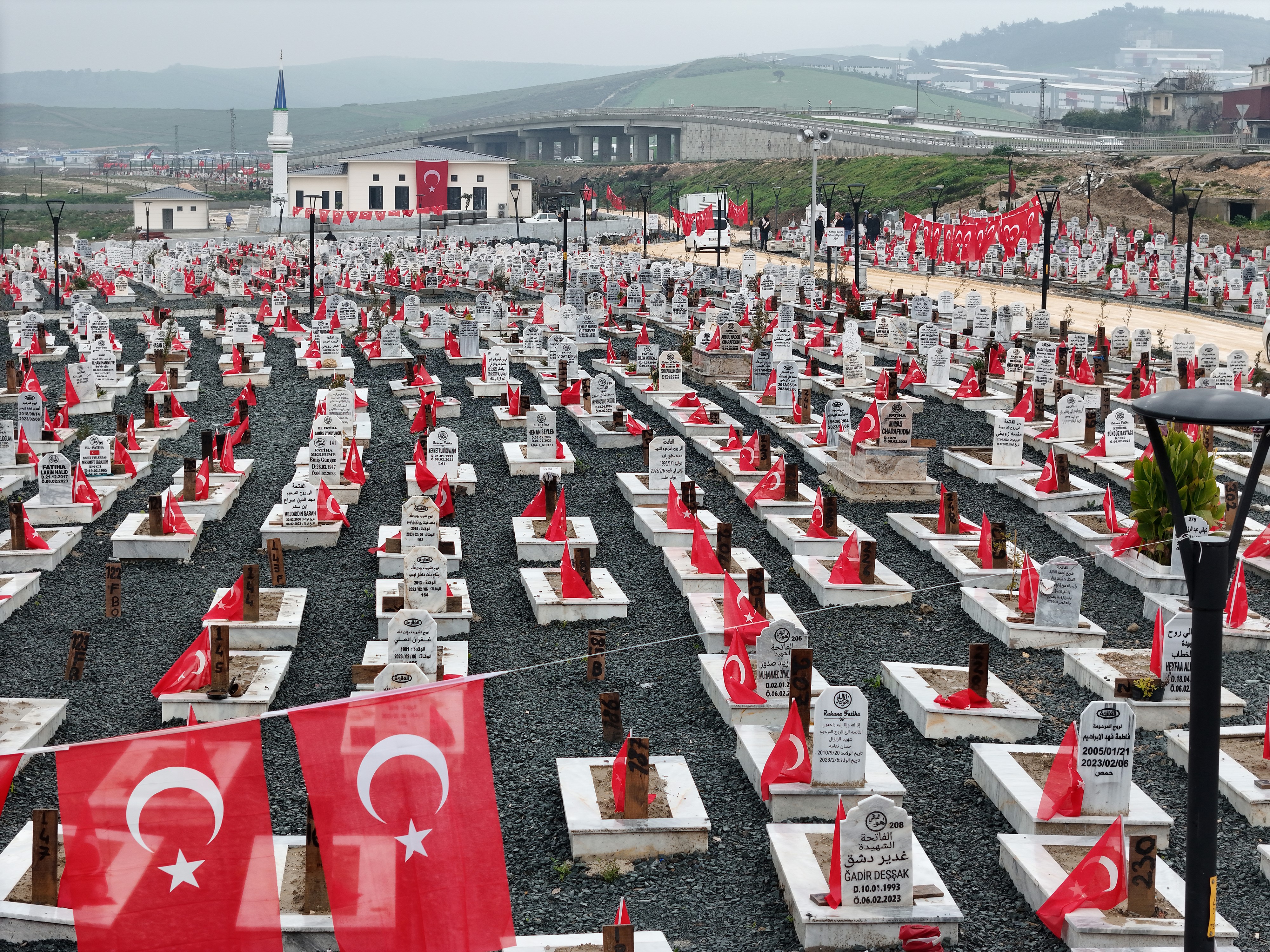 Hatay’da deprem mezarlığı kırmızı beyaz oldu