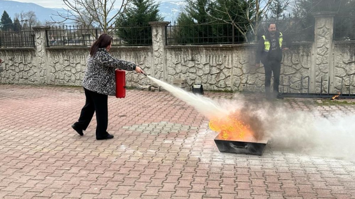 Düzce'de yangın söndürme eğitimi