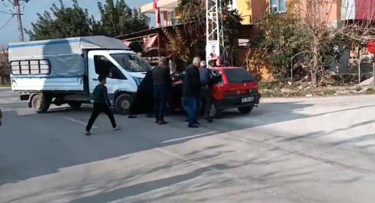Adana’da otomobil ile kamyonet çarpıştı