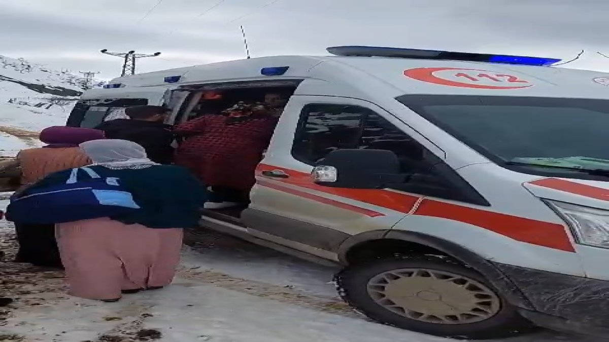 Kardan yolu kapanan köydeki 40 günlük bebeği ekipler kurtardı