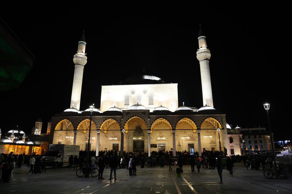 Konya’da kandil nedeniyle vatandaşlar camilere akın etti