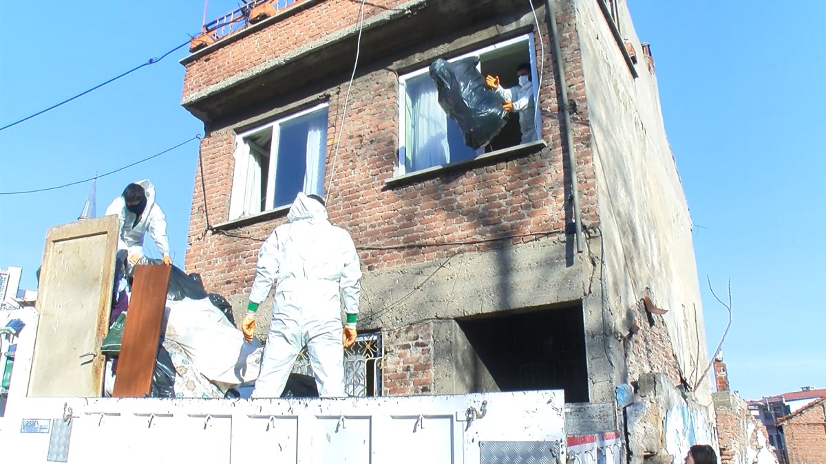 Bursa'da 2 katlı evden 1 kamyon dolusu çöp çıktı