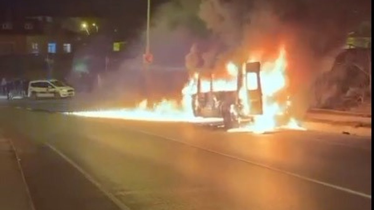 İstanbul'da minibüs seyir halindeyken alev alev yandı