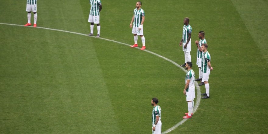 Kazada ölen taraftarlar "1 dakika sessizlik"le anıldı